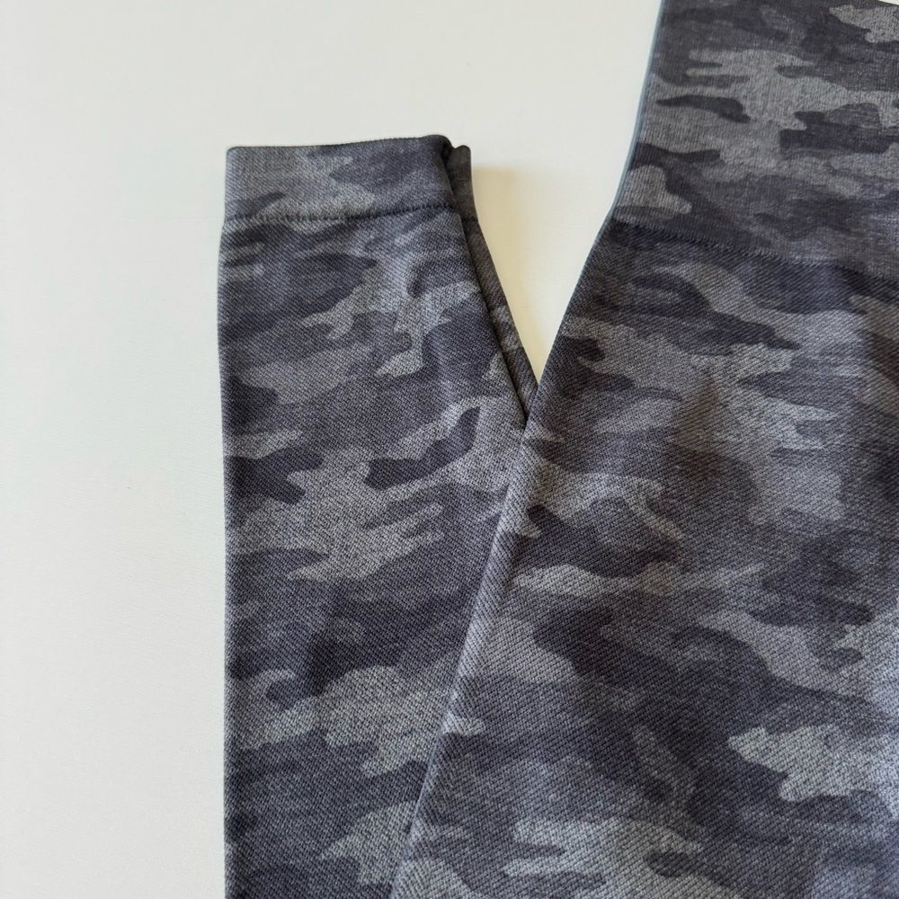 SPANX Look At Me Now Cropped Seamless Legging Sage Camo Grey Size Small - Picture 5 of 8